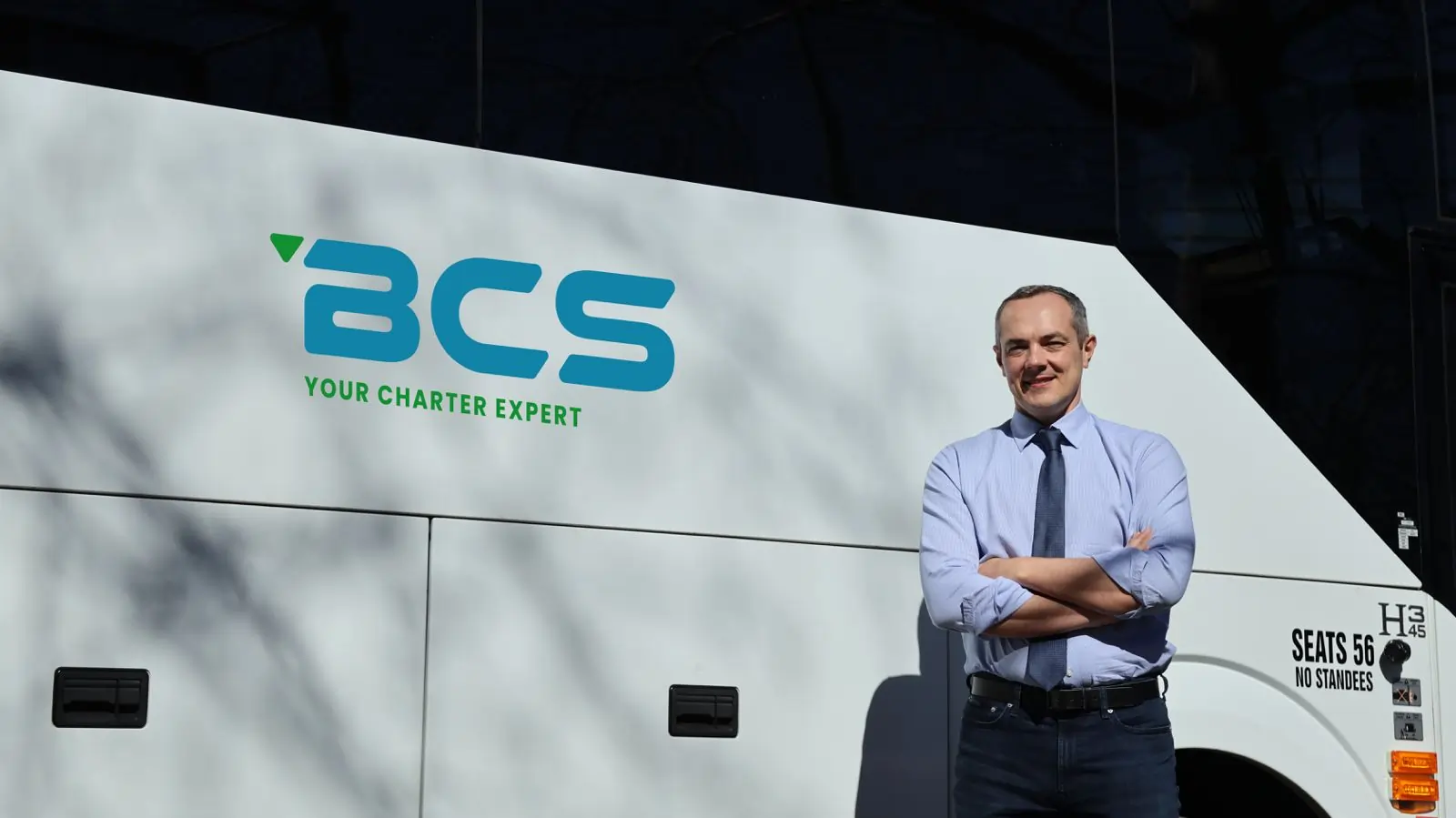 BCS Travel Gründer Anton Geier mit Charter-Bus